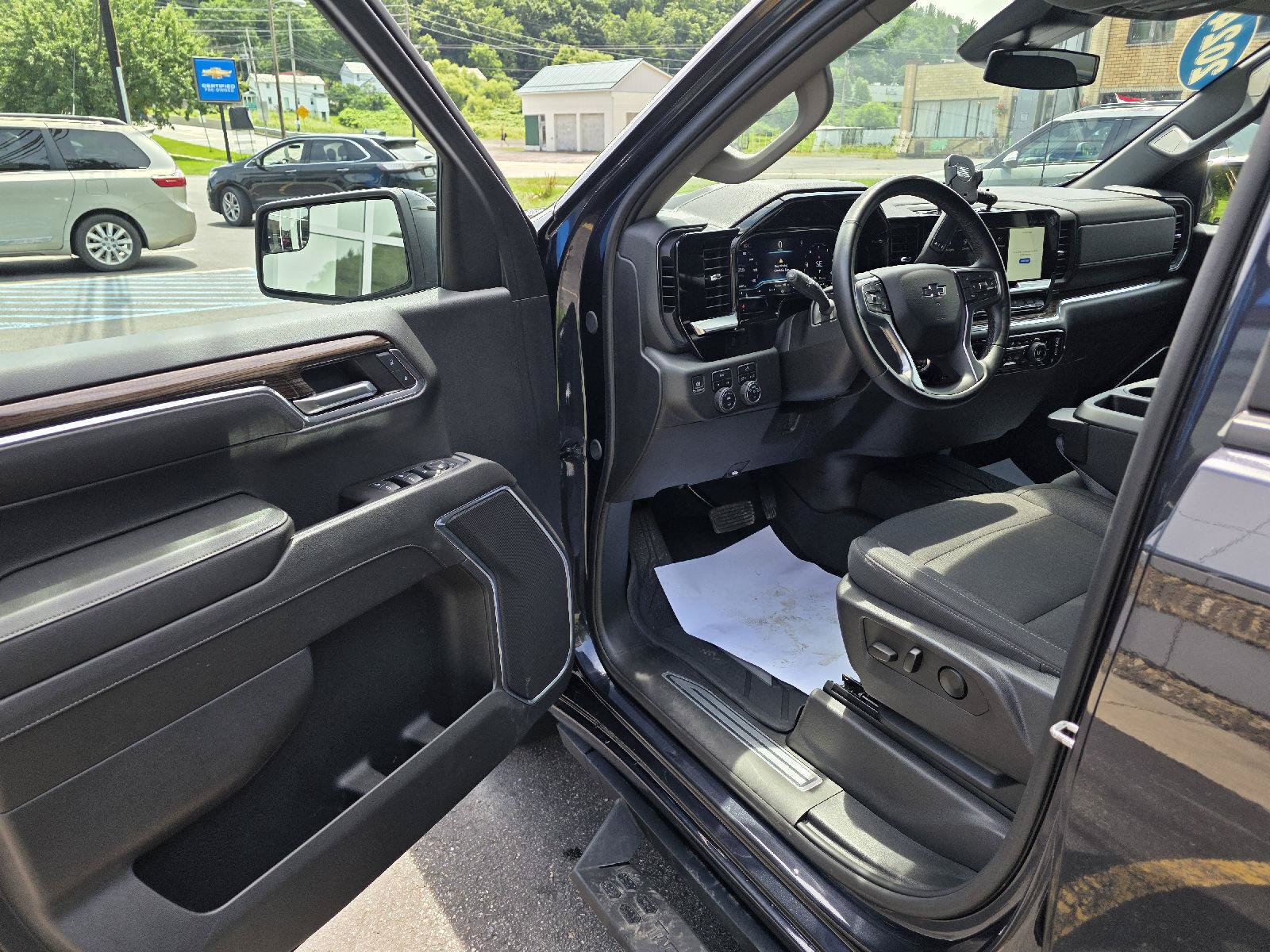 Used 2024 Chevrolet Silverado 1500 RST w/ Max Trailering Package AWD/4WD image 11