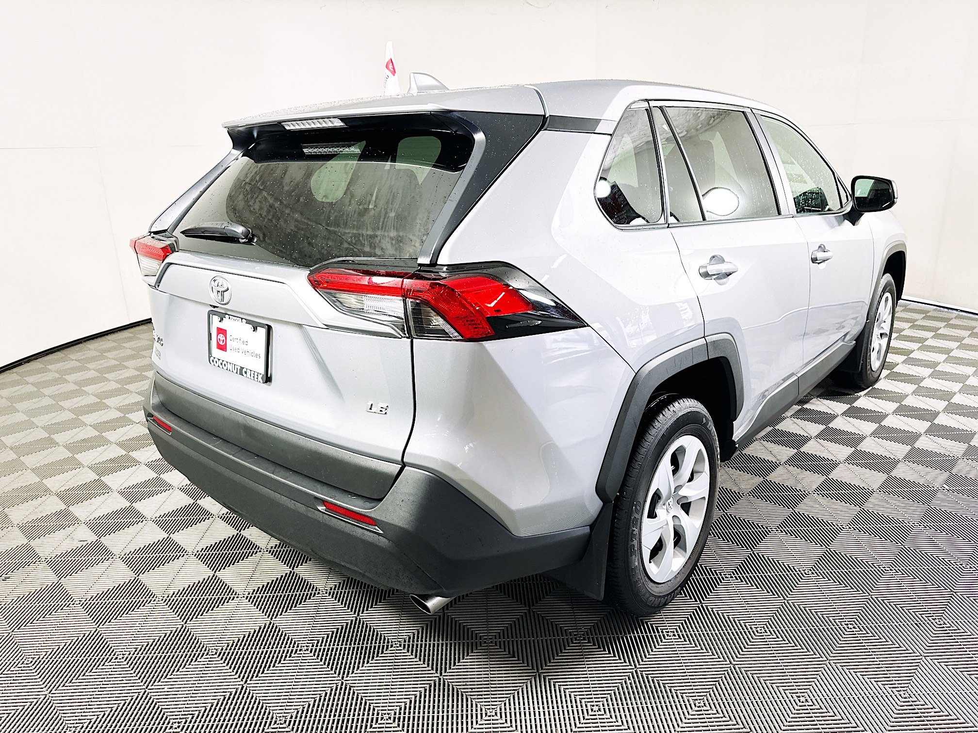 Used 2025 Toyota RAV4 LE FWD image 3