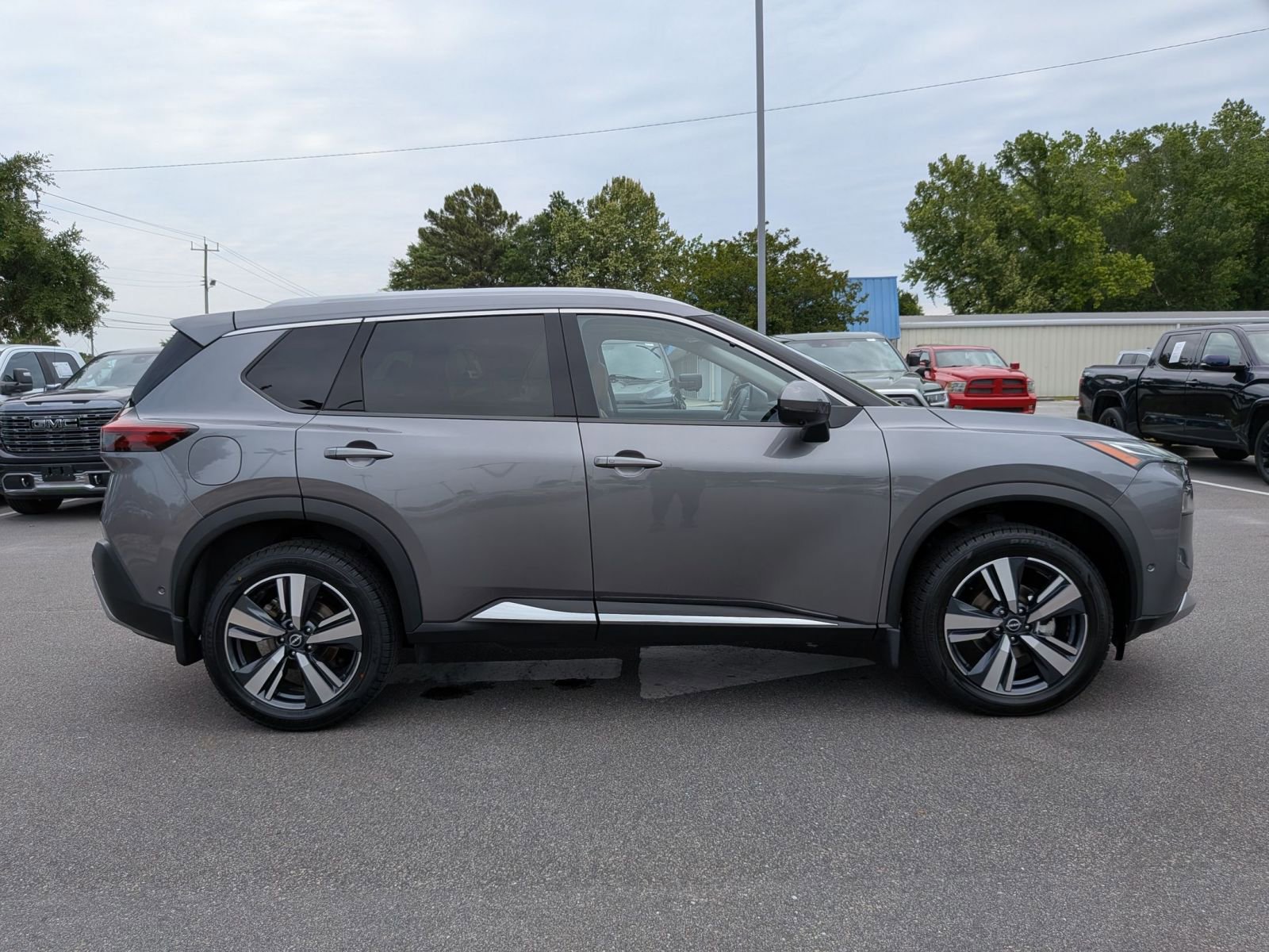 Used 2023 Nissan Rogue Platinum AWD/4WD image 2