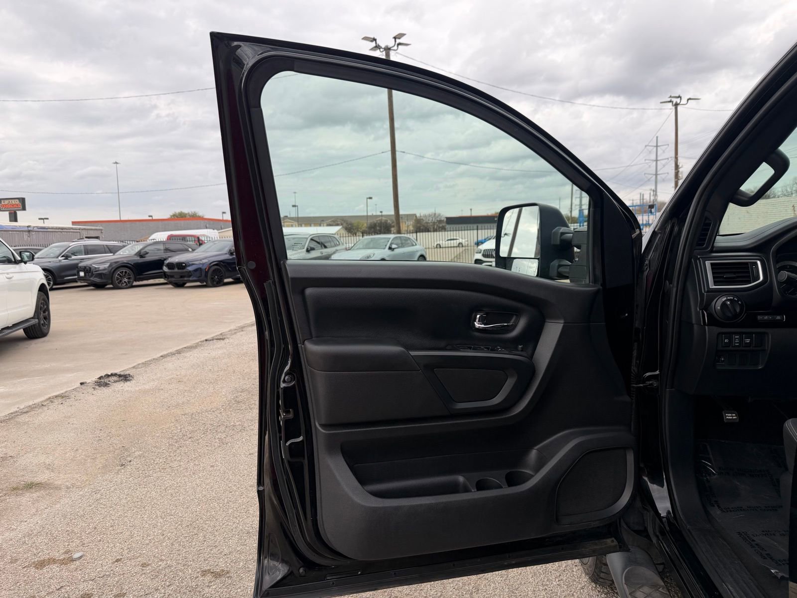 Used 2018 Nissan Titan SV w/ SV Convenience Package AWD/4WD image 20