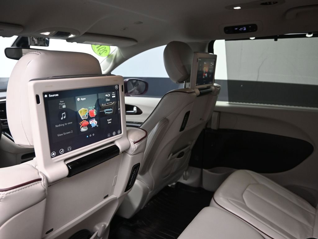 Used 2018 Chrysler Pacifica Limited image 30