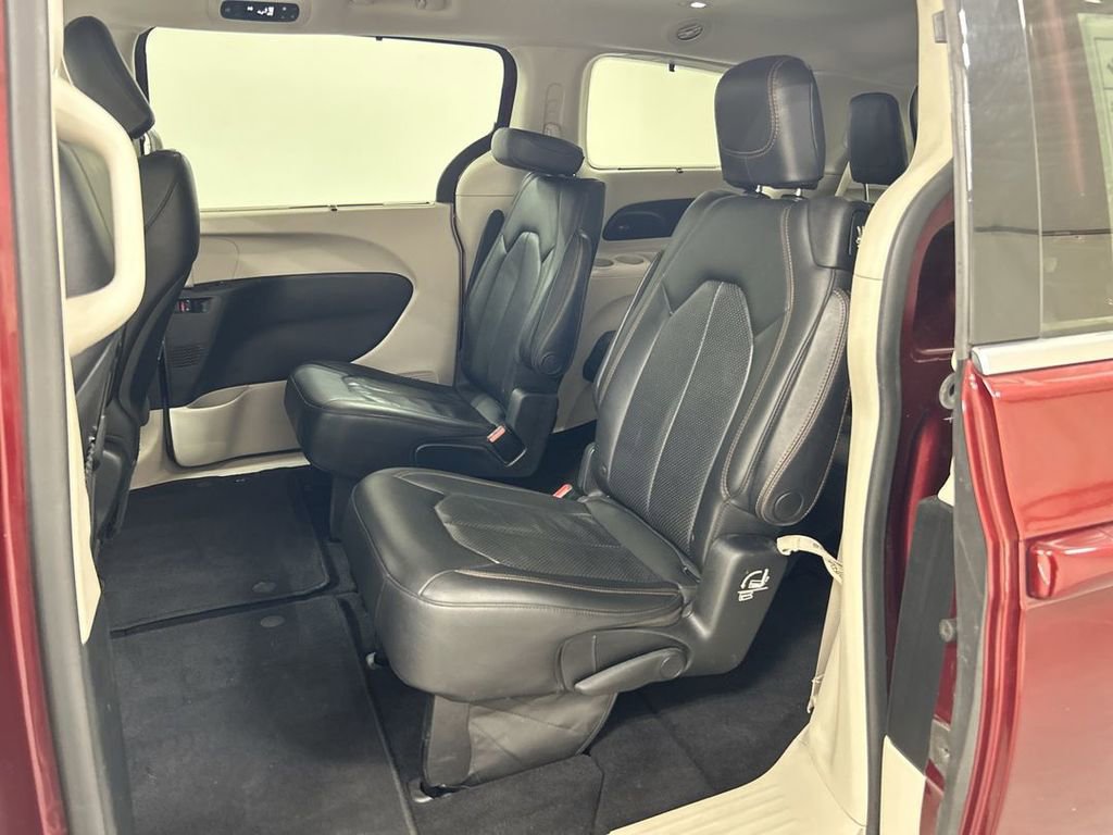 Used 2018 Chrysler Pacifica Touring-L w/ Tire & Wheel Group image 20