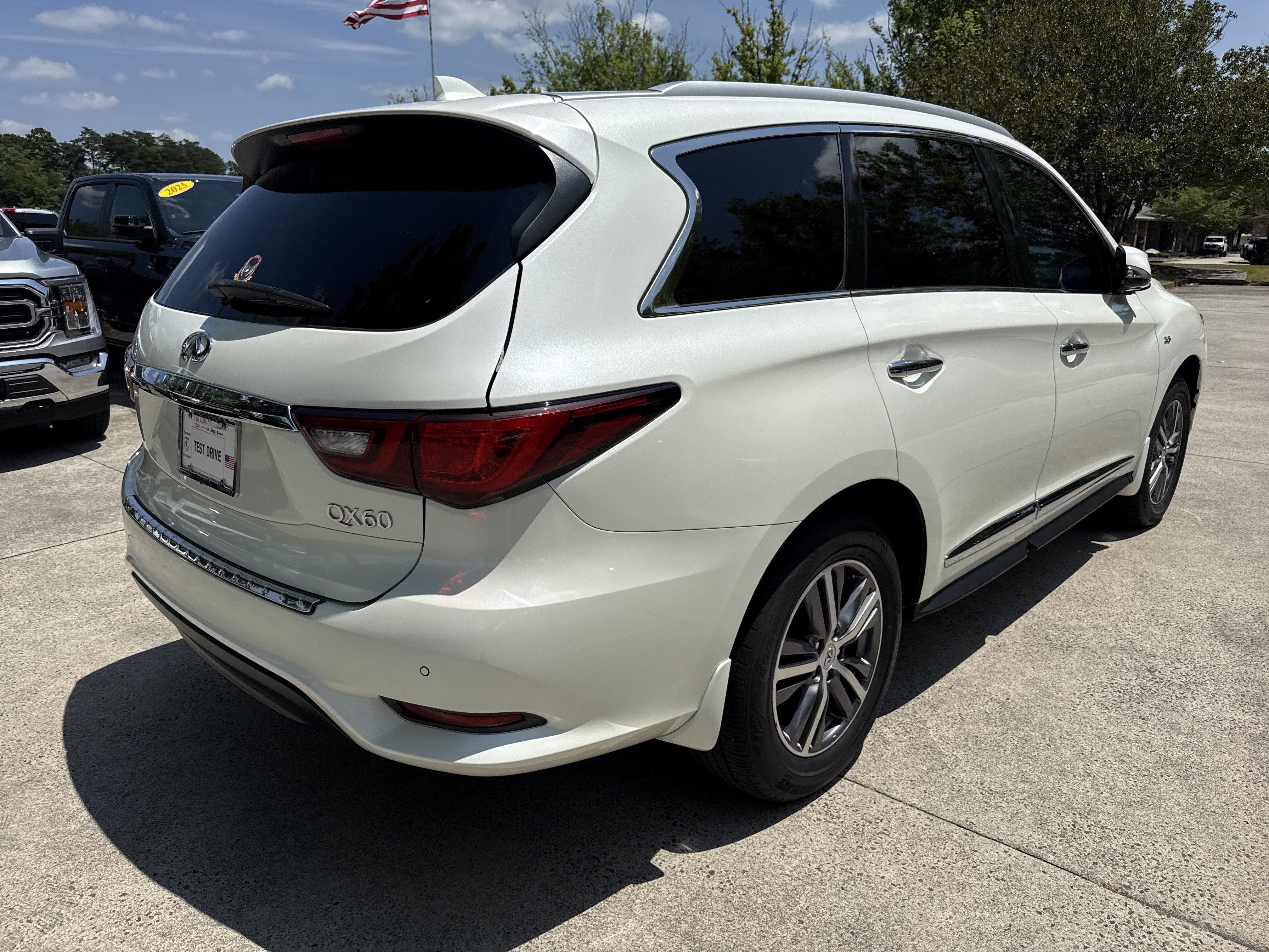 Used 2020 INFINITI QX60 Luxe w/ Essential Package FWD image 7