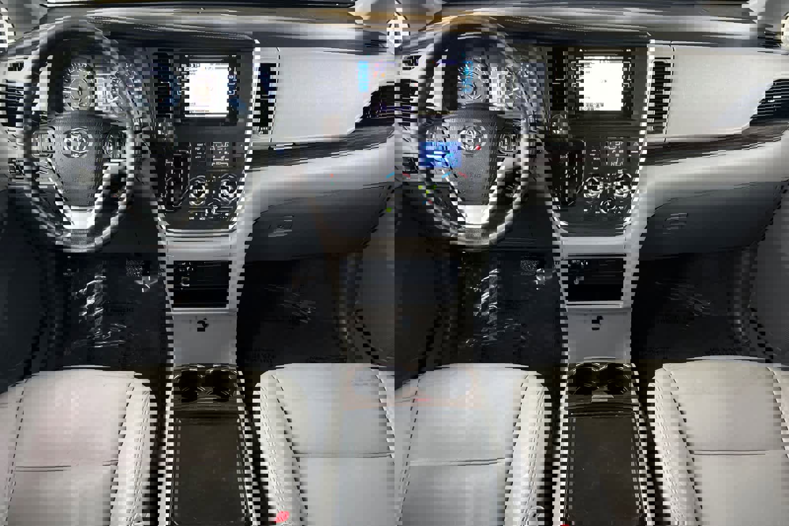 Used 2015 Toyota Sienna XLE w/ XLE Navigation Package image 3