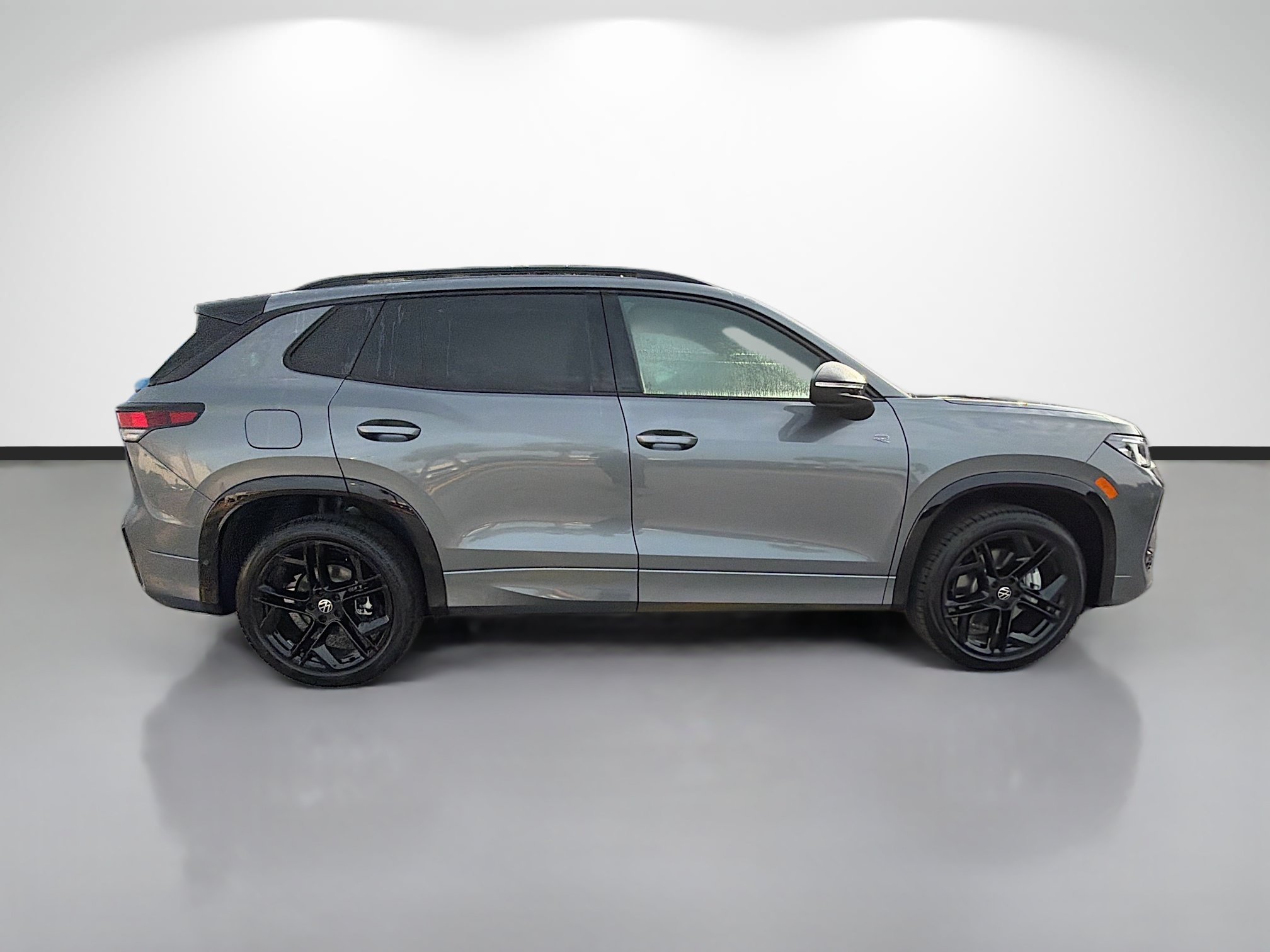 New 2026 Volkswagen Tiguan SE R-Line AWD/4WD image 2