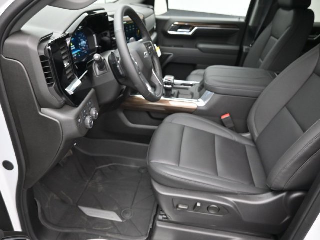 Used 2025 Chevrolet Silverado 1500 RST w/ Redline Edition AWD/4WD image 17