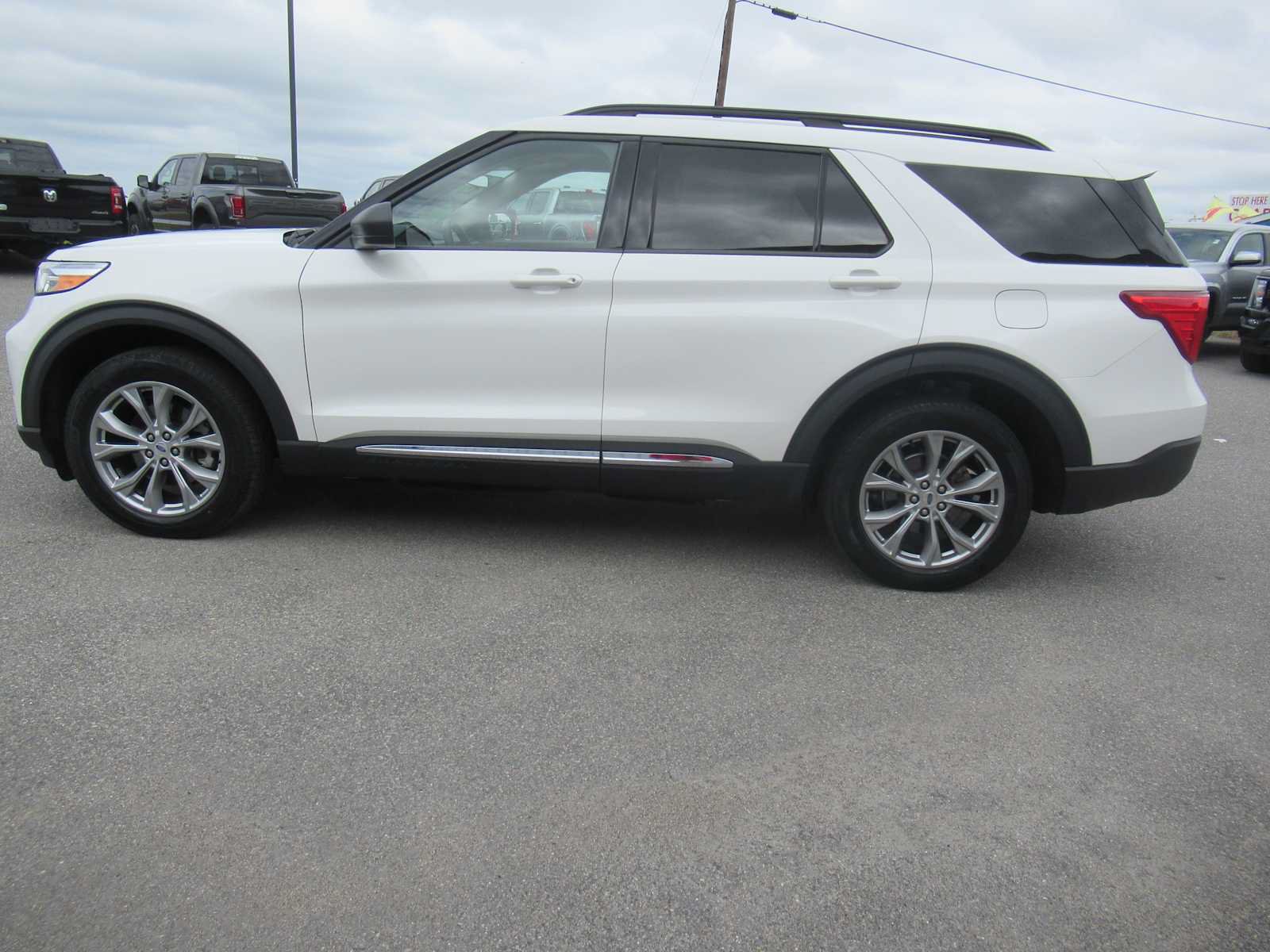 Used 2023 Ford Explorer XLT w/ Equipment Group 202A AWD/4WD image 8