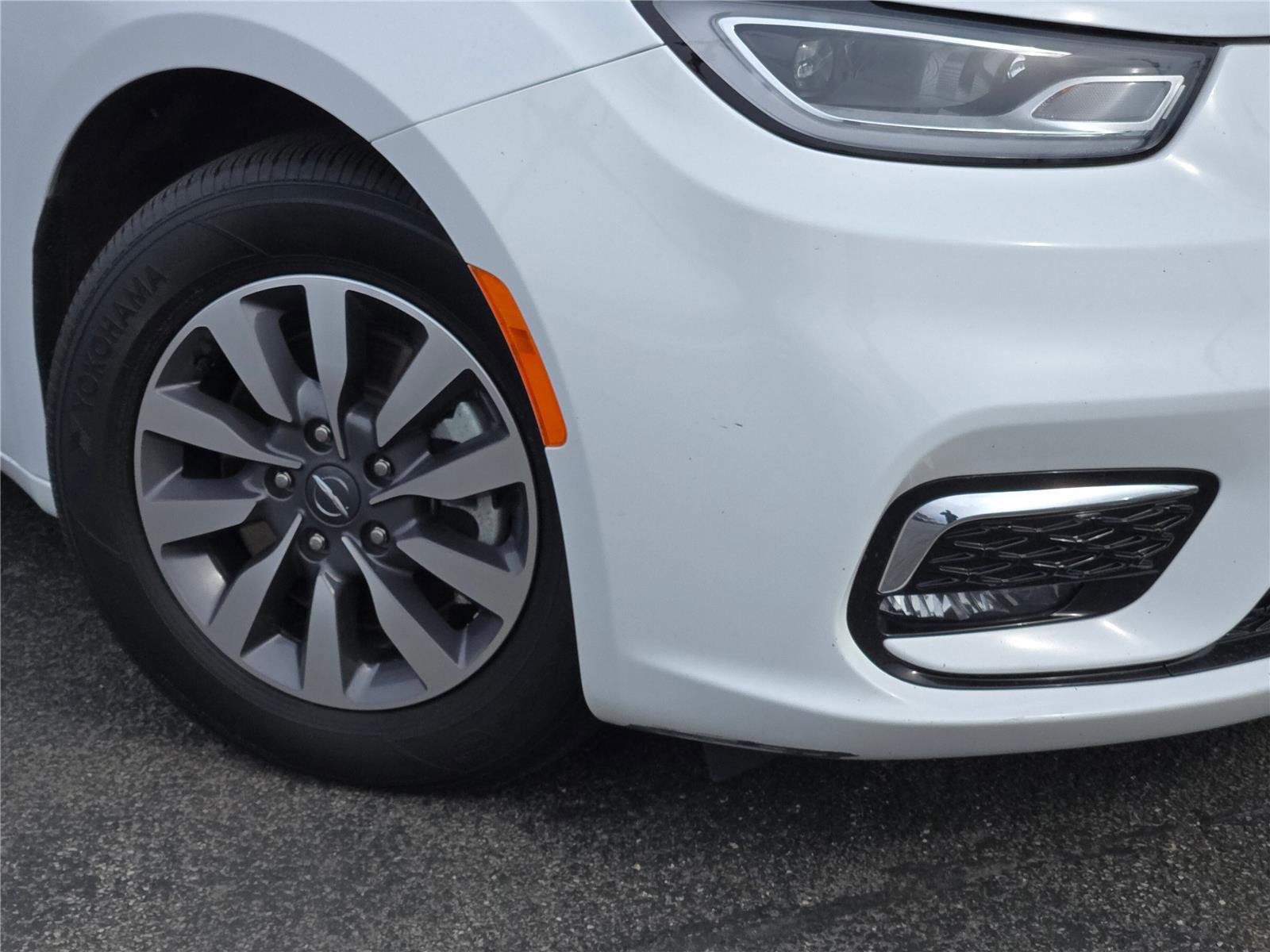 Certified 2024 Chrysler Pacifica Select image 4