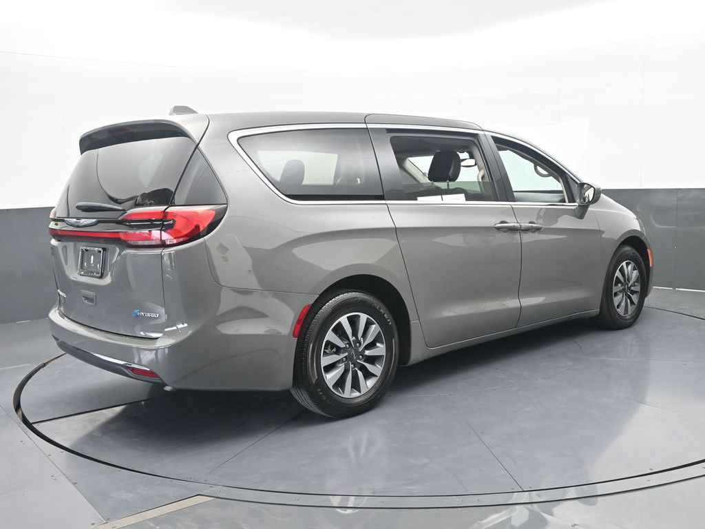 Used 2022 Chrysler Pacifica Touring-L FWD image 6
