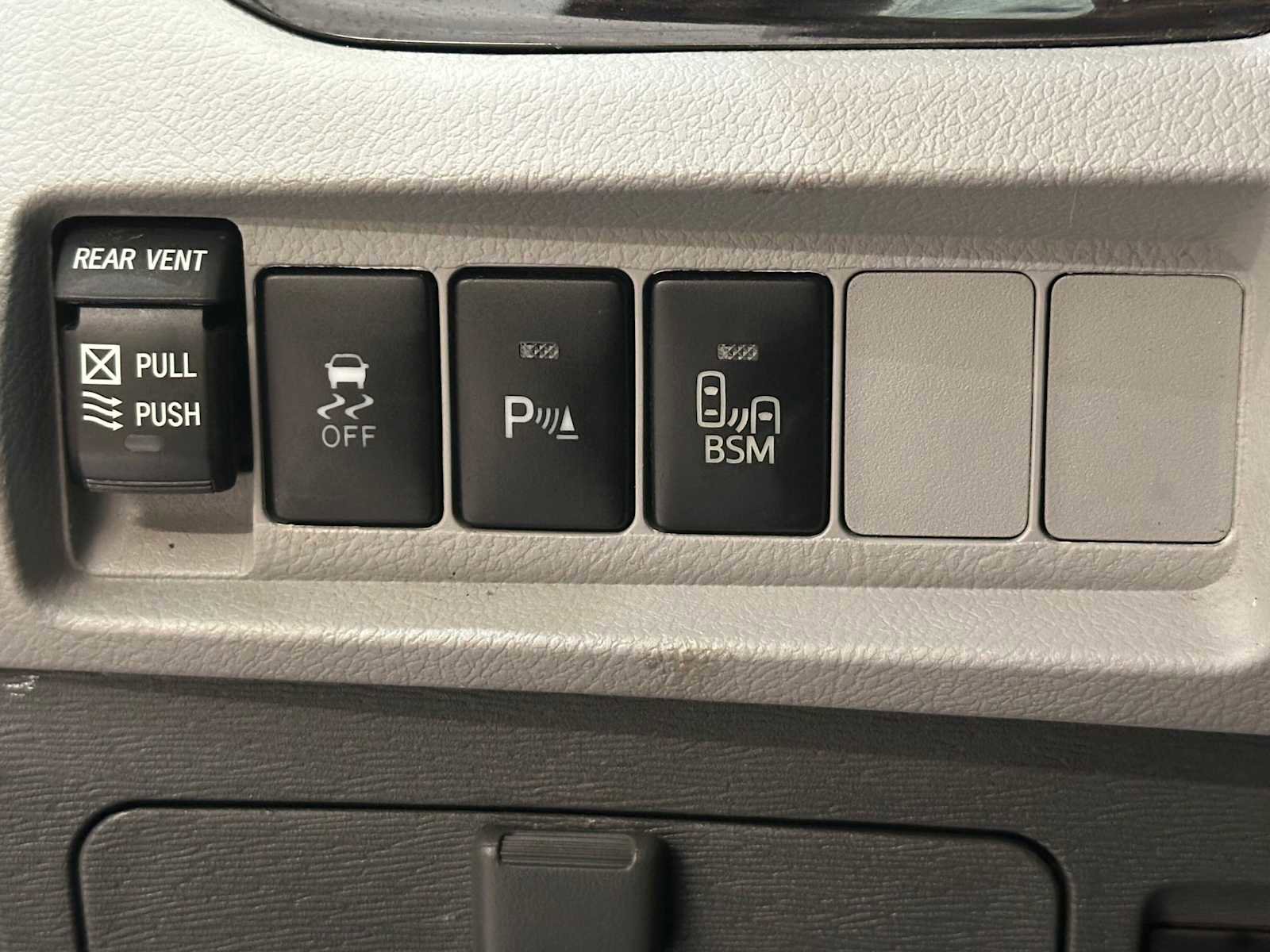 Used 2015 Toyota Sienna XLE w/ XLE Navigation Package image 18