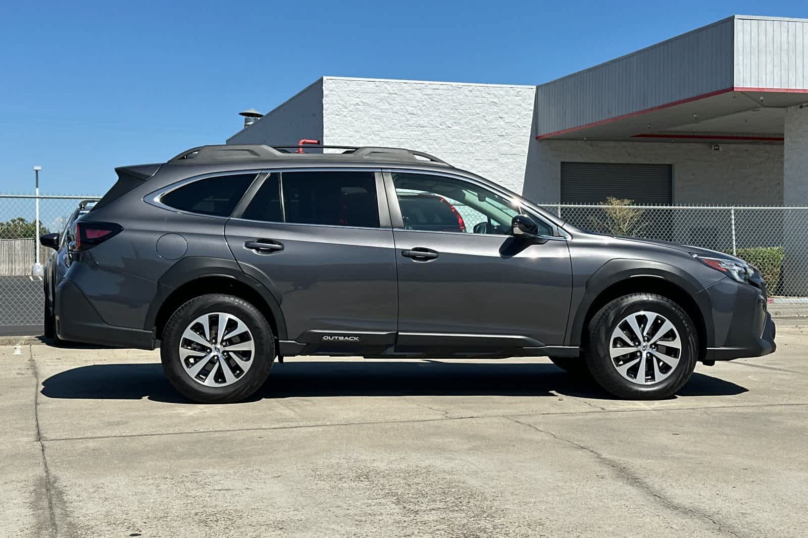 Used 2024 Subaru Outback Premium w/ Popular Package #1 AWD/4WD image 2