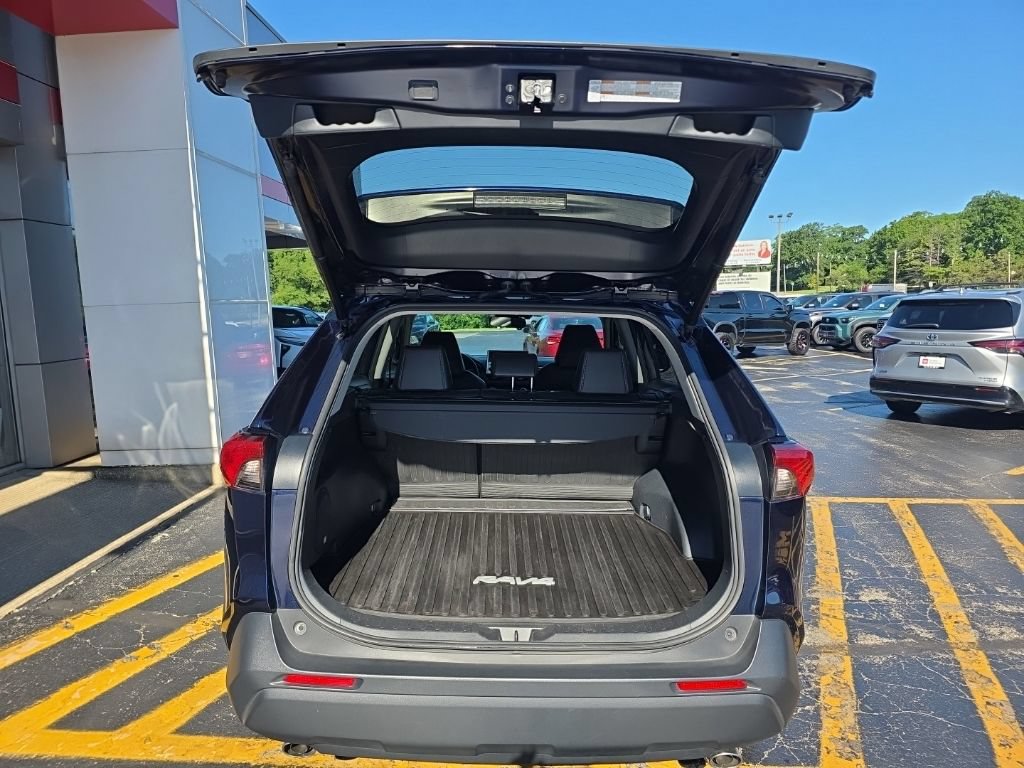 Used 2022 Toyota RAV4 XLE Premium AWD/4WD image 6
