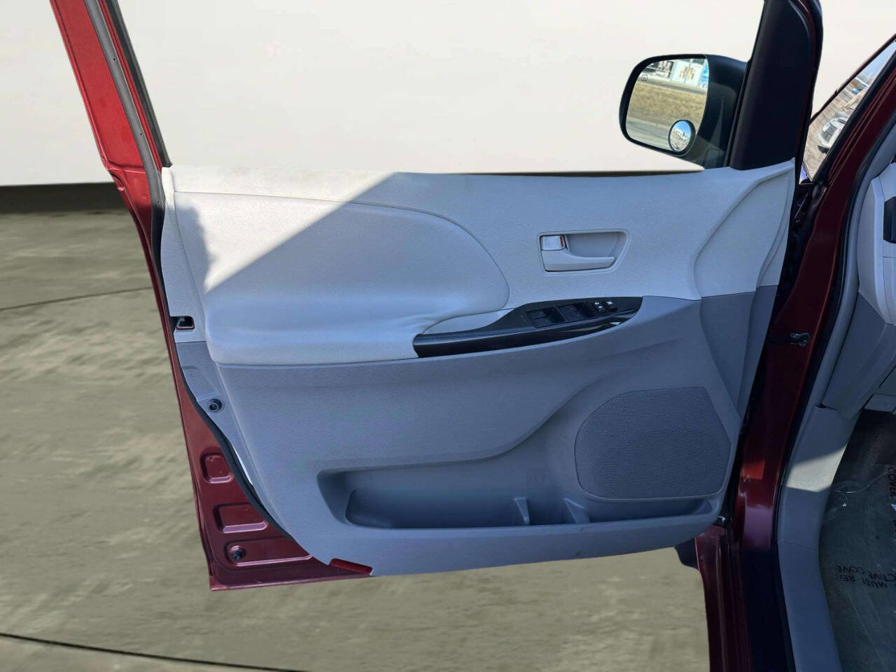 Used 2011 Toyota Sienna LE FWD image 11