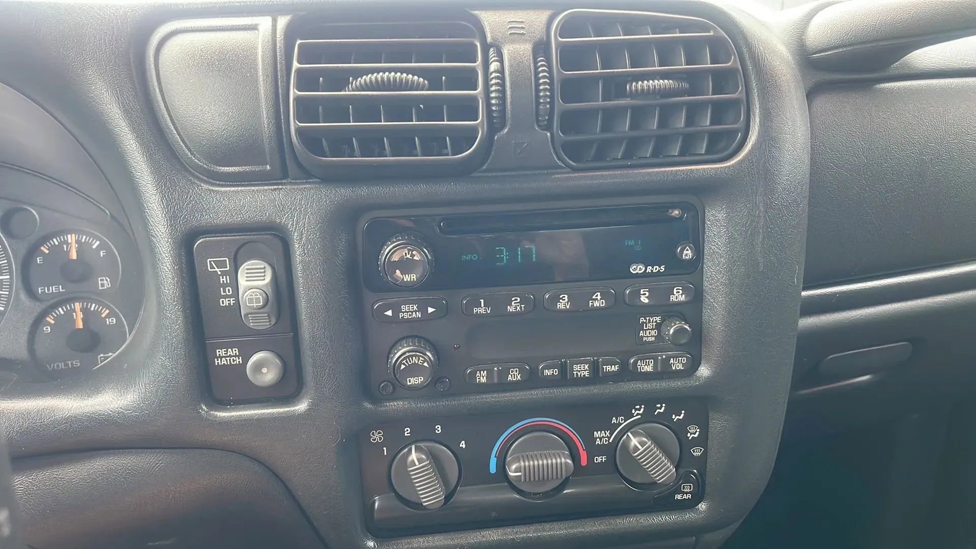 Used 2003 Chevrolet Blazer LS w/ Preferred Equipment Group image 9