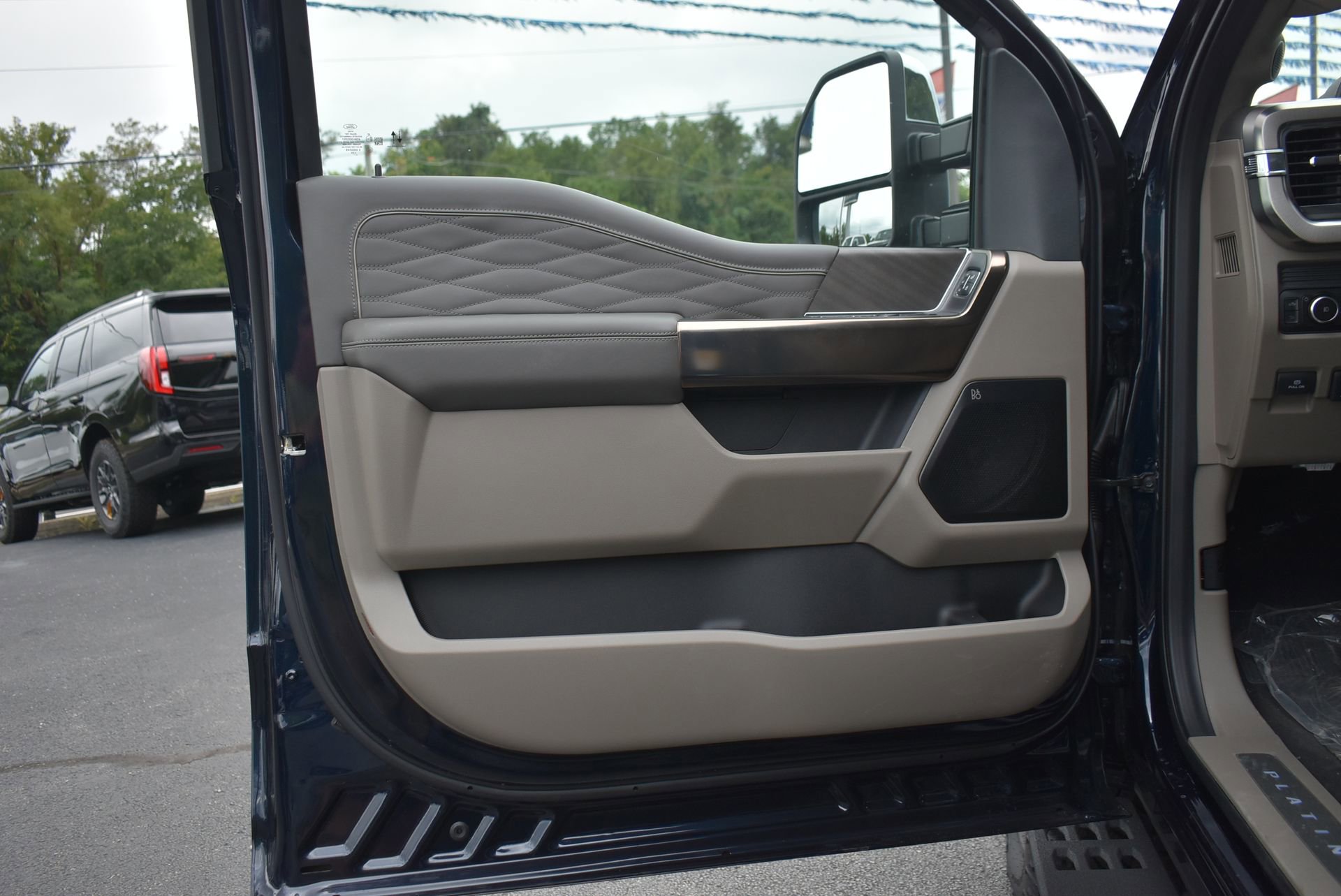 New 2025 Ford F250 Platinum w/ Platinum Plus Package image 11