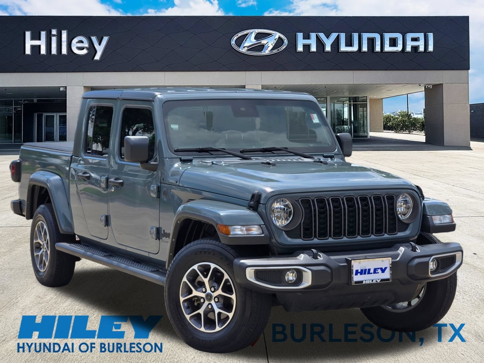 Used 2024 Jeep Gladiator Sport AWD/4WD image 2
