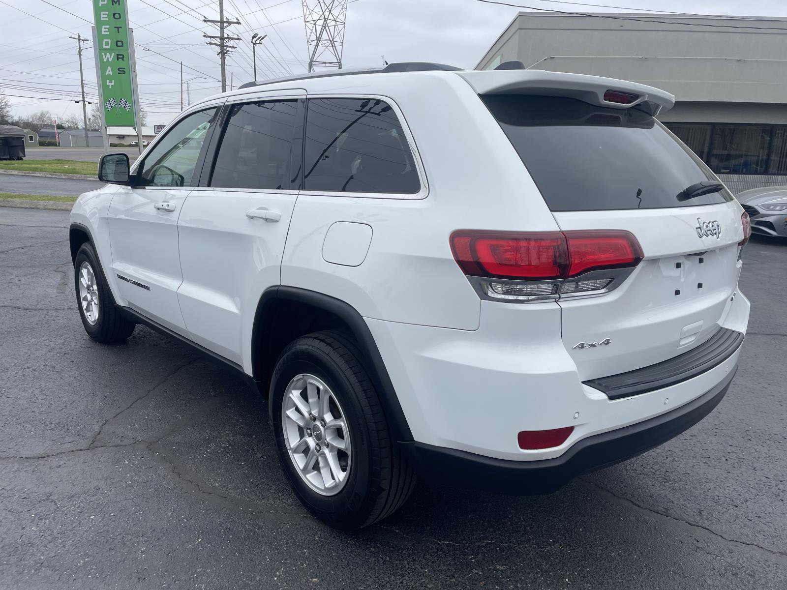Used 2020 Jeep Grand Cherokee Laredo image 4
