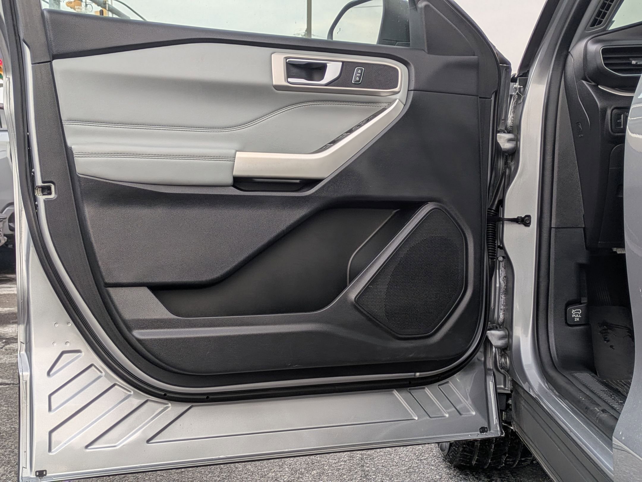 Used 2021 Ford Explorer XLT w/ Equipment Group 202A image 13