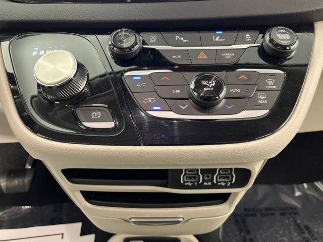 Used 2024 Chrysler Pacifica Touring-L FWD image 28