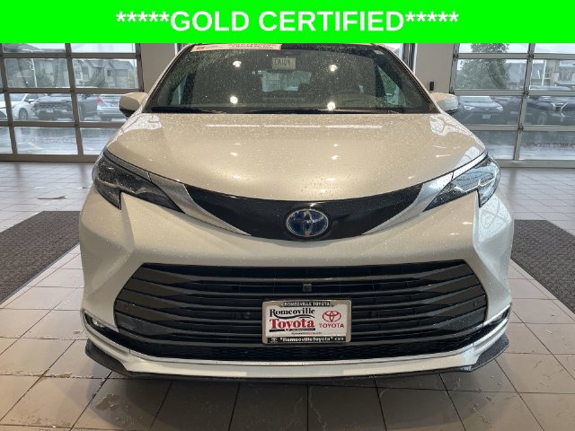 Used 2025 Toyota Sienna Platinum AWD/4WD image 11
