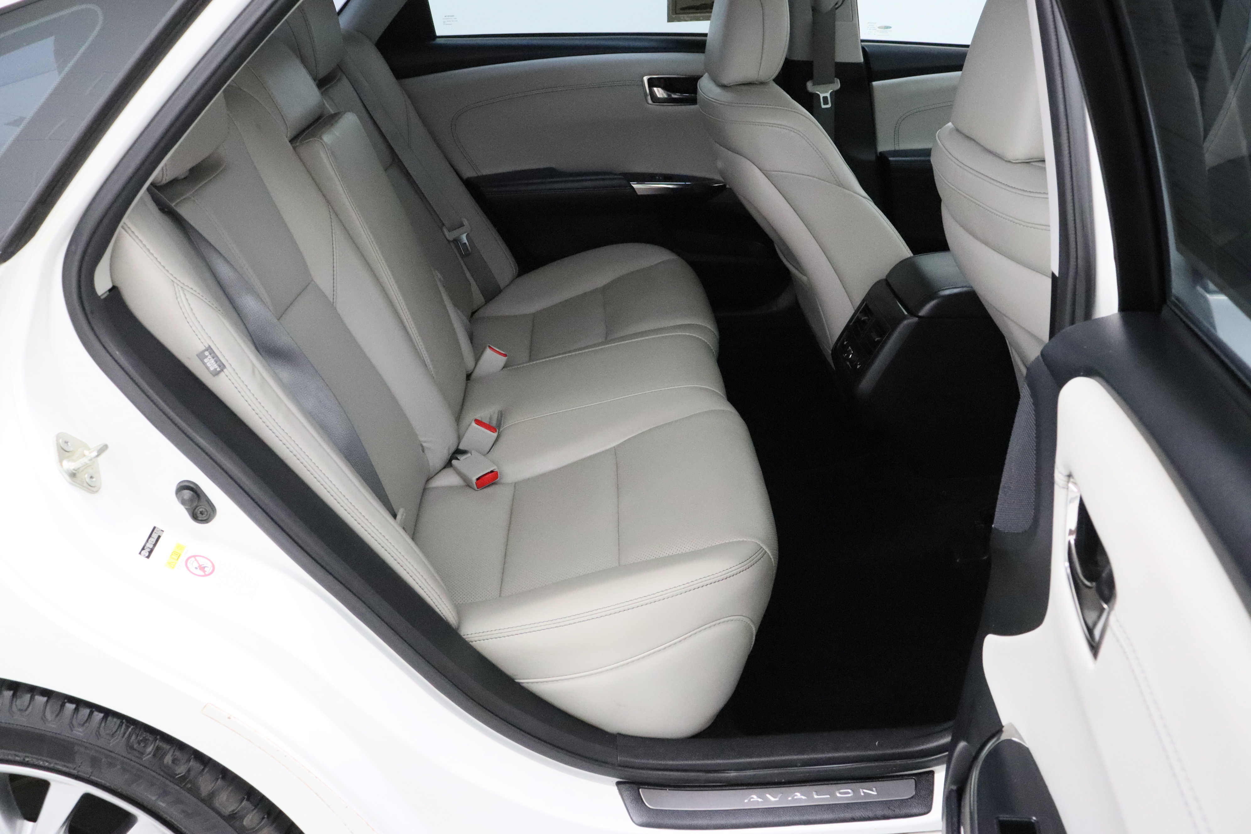 Used 2018 Toyota Avalon Limited FWD image 38
