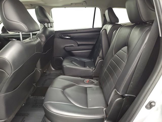 Used 2020 Toyota Highlander XLE image 31