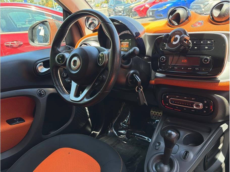 Used 2016 smart fortwo pure RWD image 5
