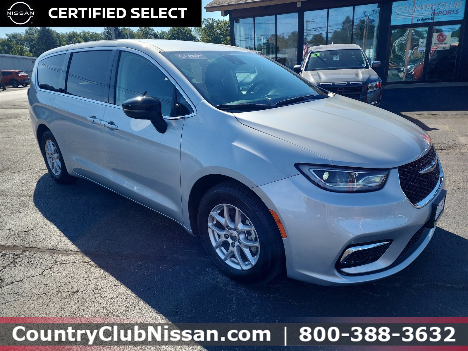 Used 2024 Chrysler Pacifica Touring-L image 2