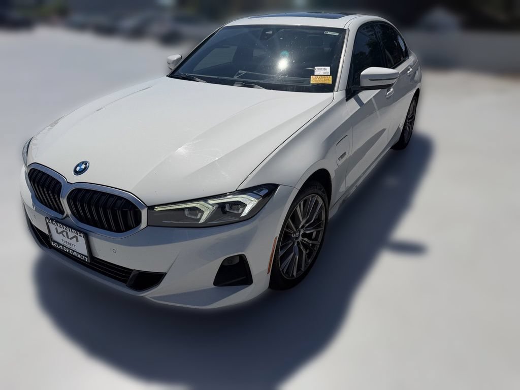Used 2023 BMW 330e xDrive w/ Premium Package AWD/4WD image 4
