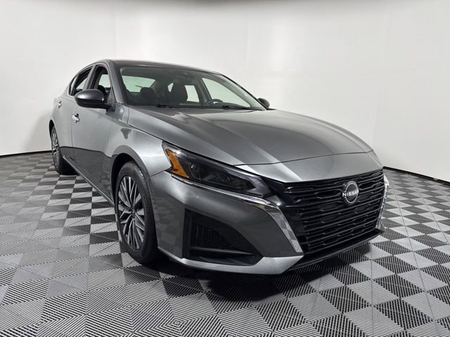 Used 2025 Nissan Altima 2.5 SV FWD image 11