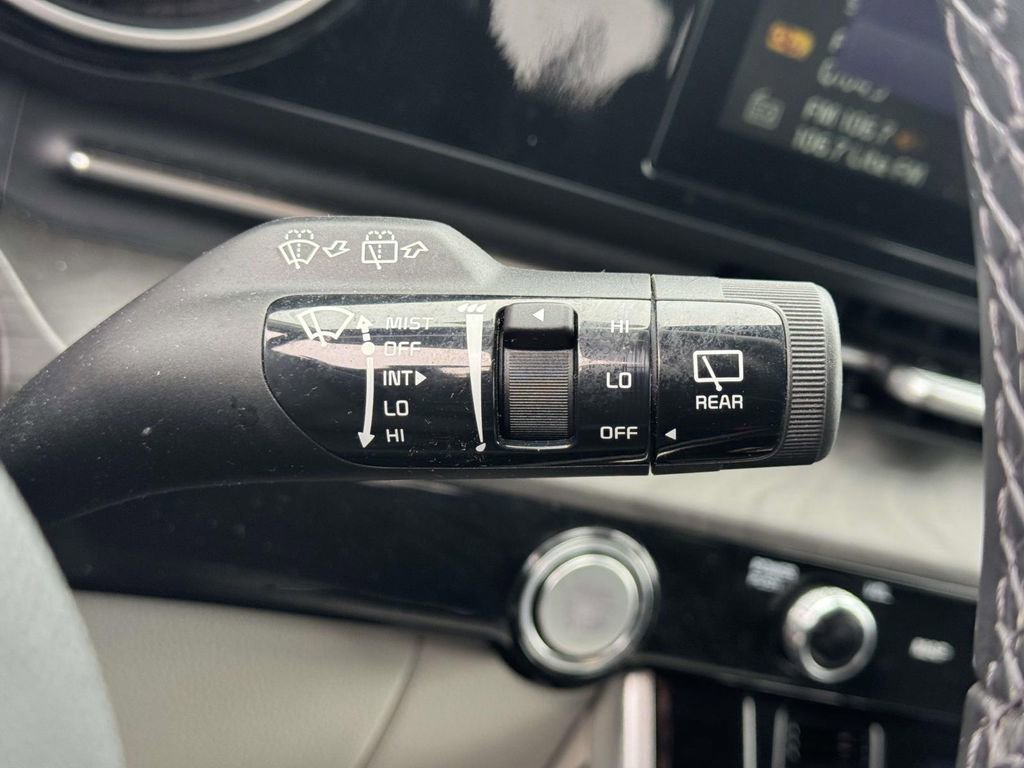 Used 2023 Kia Carnival EX image 23