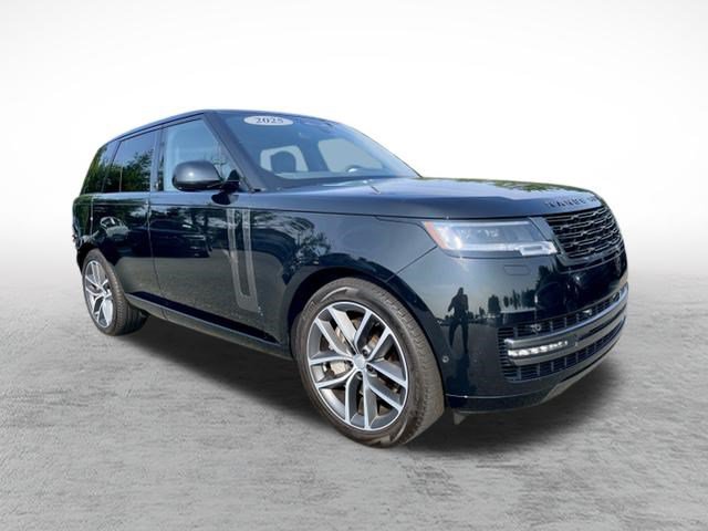 Used 2025 Land Rover Range Rover SE AWD/4WD image 3