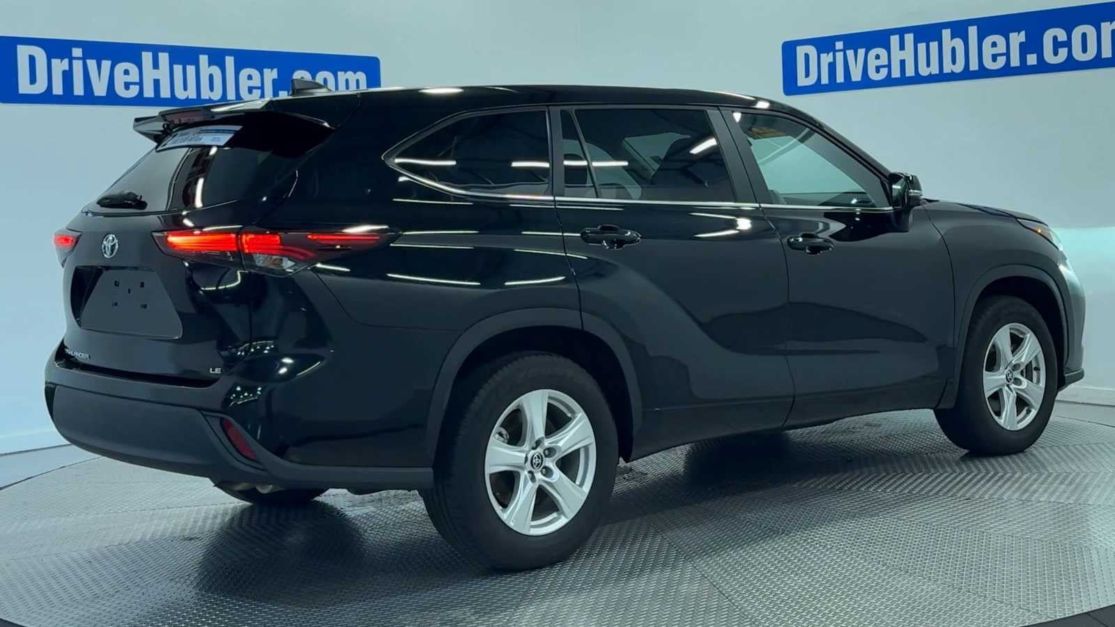 Used 2025 Toyota Highlander LE FWD image 8