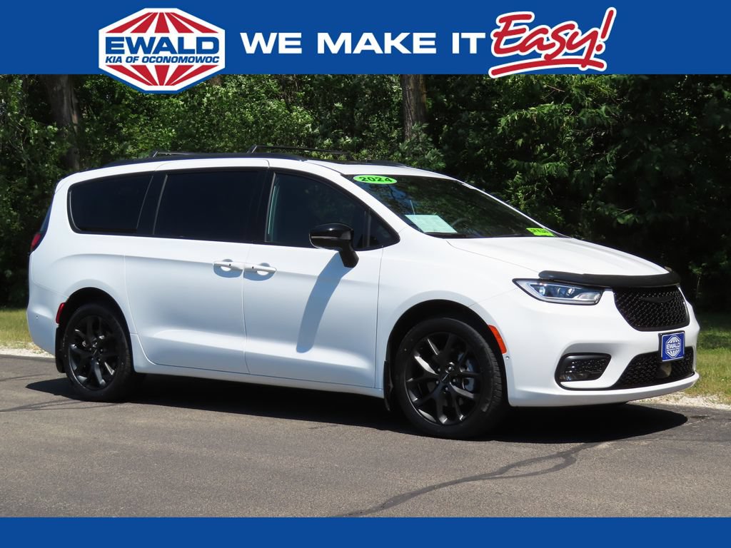 Used 2024 Chrysler Pacifica Limited w/ Uconnect Theater Family Group