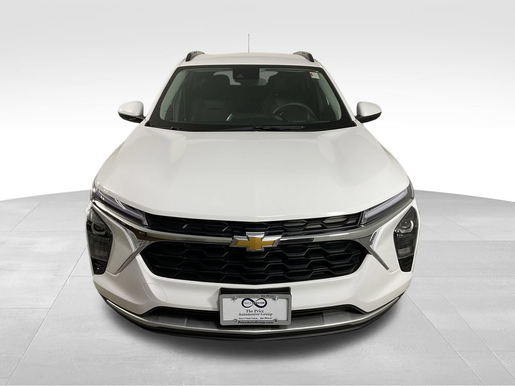 Used 2025 Chevrolet Trax LT FWD image 3
