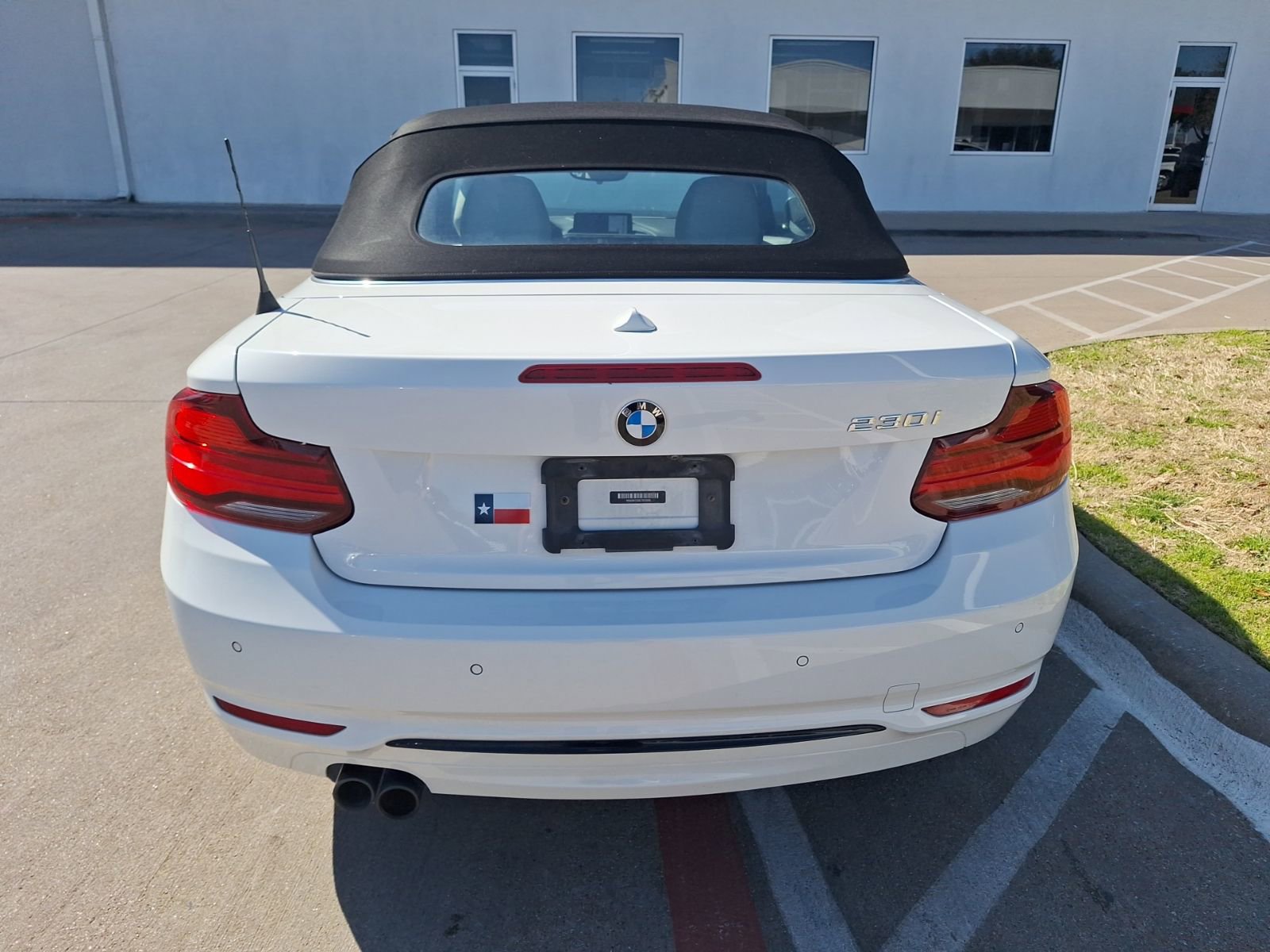 Used 2020 BMW 230i Convertible w/ Premium Package image 5