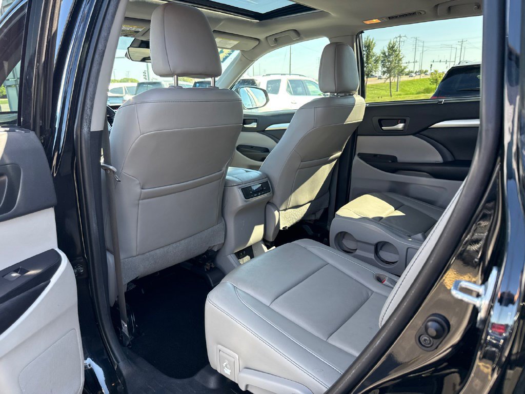 Used 2019 Toyota Highlander XLE AWD/4WD image 16