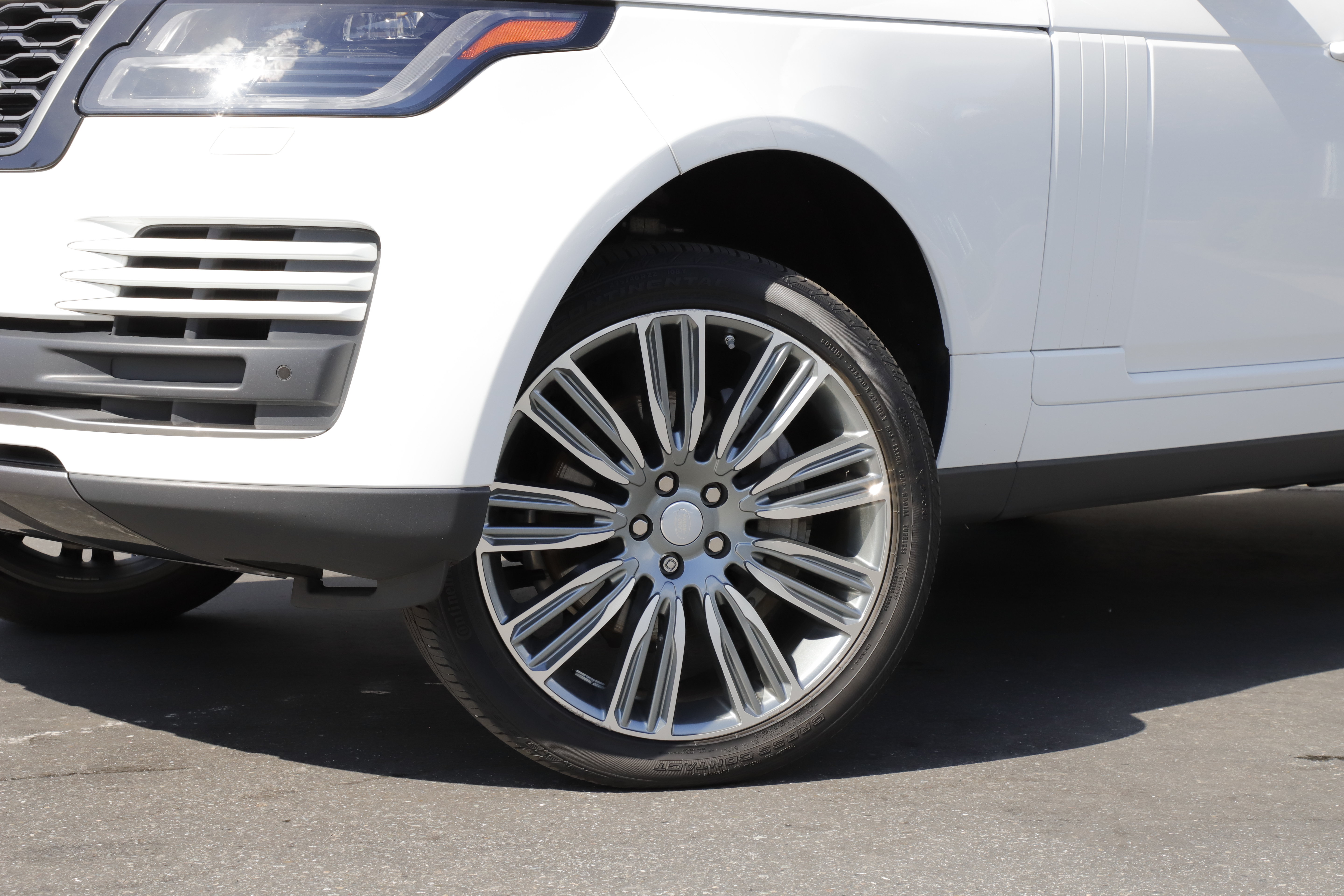 Used 2018 Land Rover Range Rover AWD/4WD image 2
