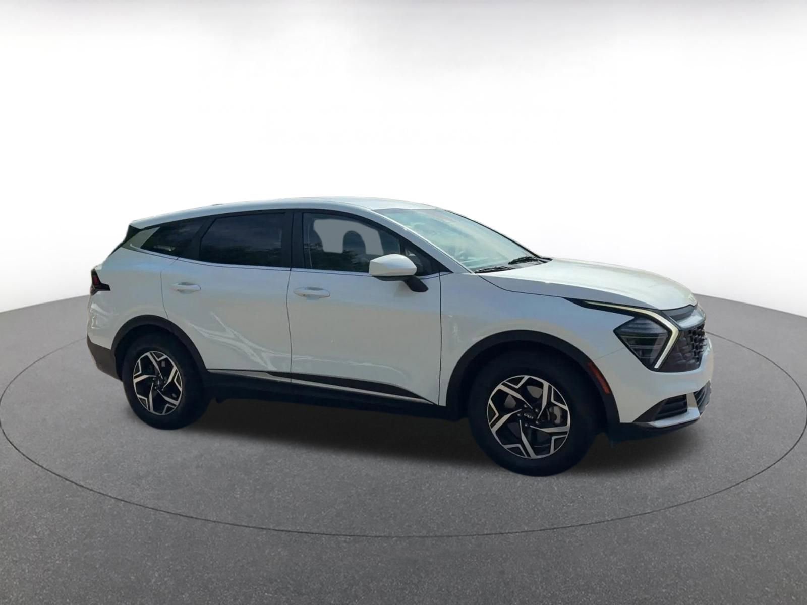Used 2025 Kia Sportage LX FWD image 2