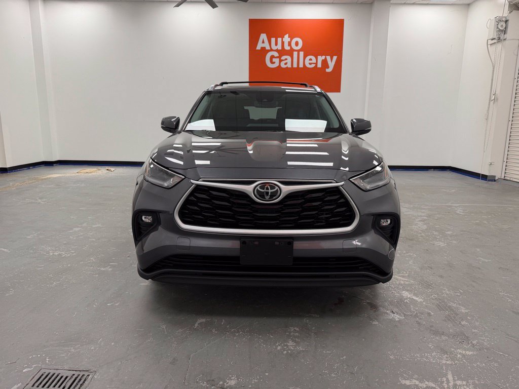 Used 2021 Toyota Highlander XLE FWD image 2