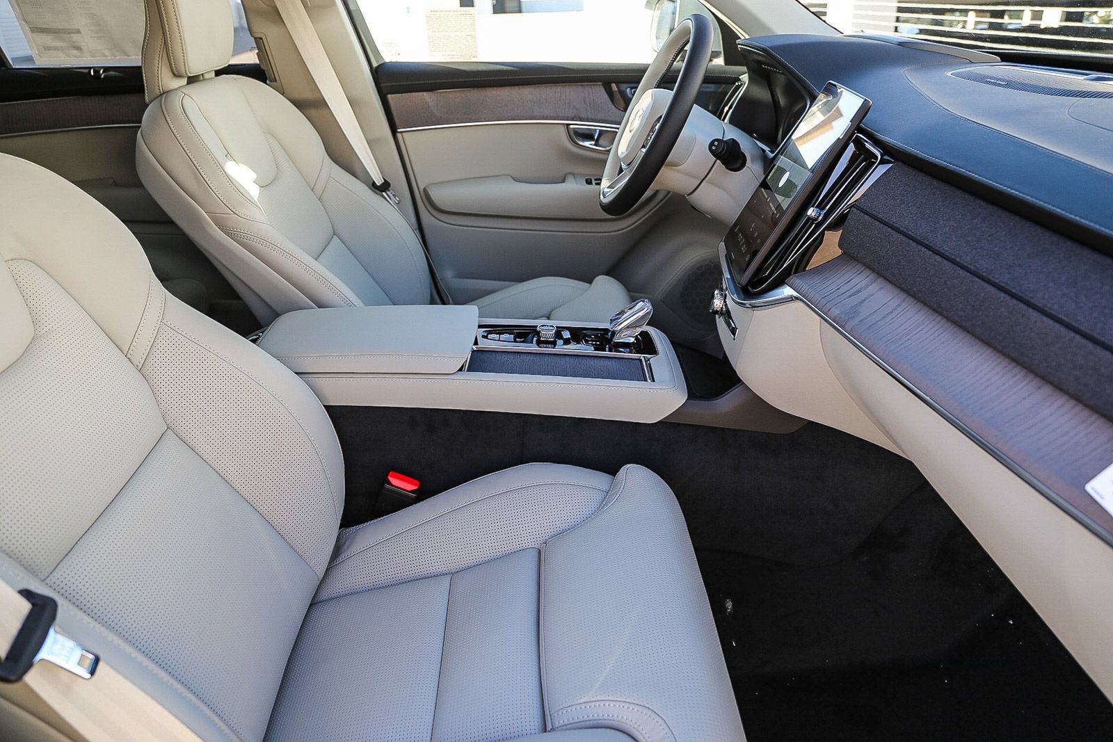 New 2026 Volvo XC90 T8 Ultra w/ Protection Package Premier AWD/4WD image 16