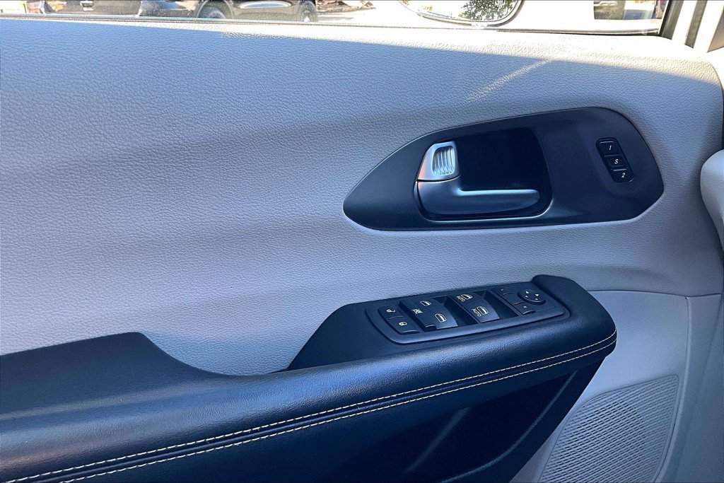 Used 2022 Chrysler Pacifica Touring-L FWD image 37