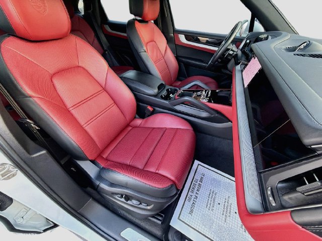 Used 2025 Porsche Cayenne S AWD/4WD image 14