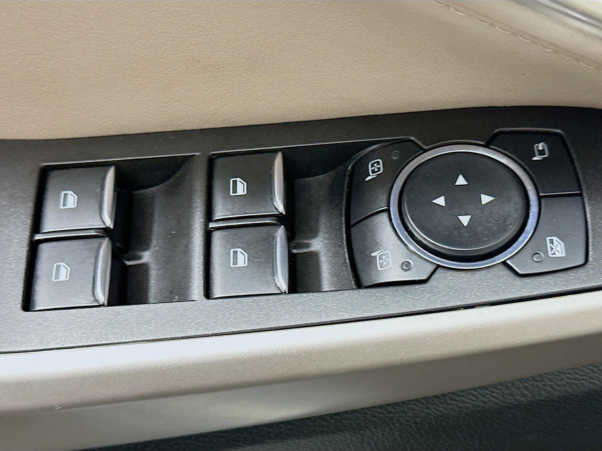 Used 2023 Ford Explorer Limited image 15