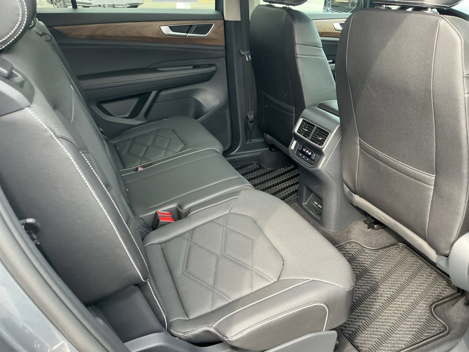 Certified 2025 Volkswagen Atlas SE FWD image 34