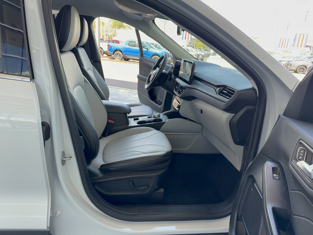 Certified 2025 Ford Escape SE w/ PHEV Premium Package FWD image 13