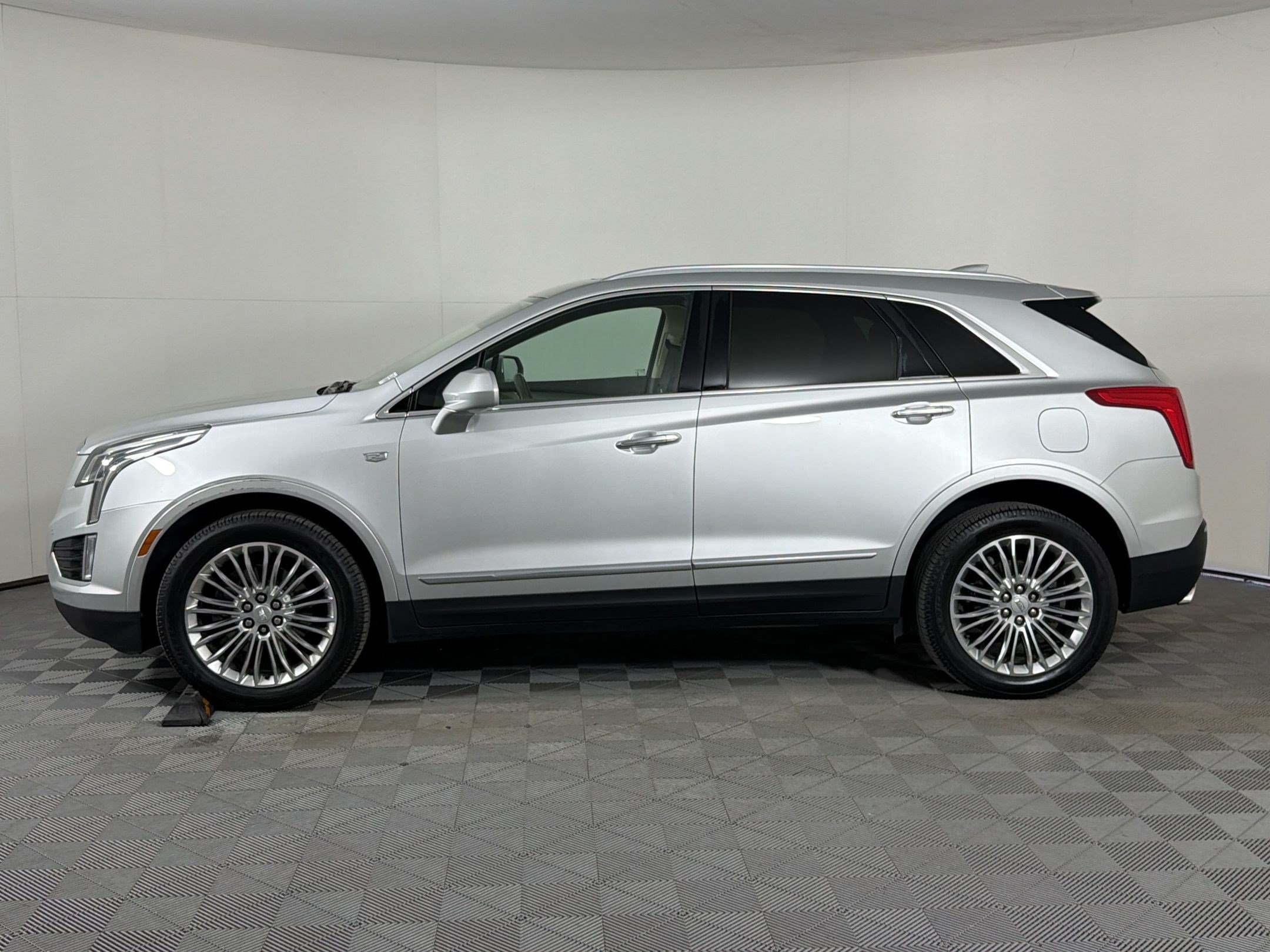 Used 2018 Cadillac XT5 Luxury w/ Driver Awareness Package FWD image 2