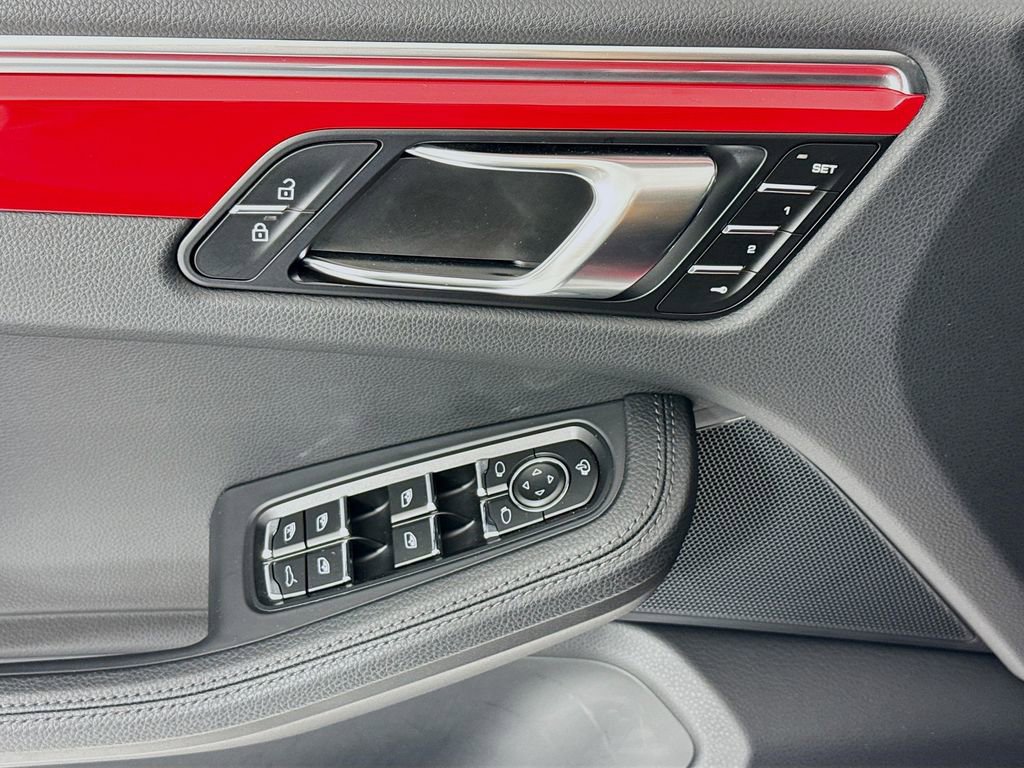 Certified 2025 Porsche Macan AWD/4WD image 11