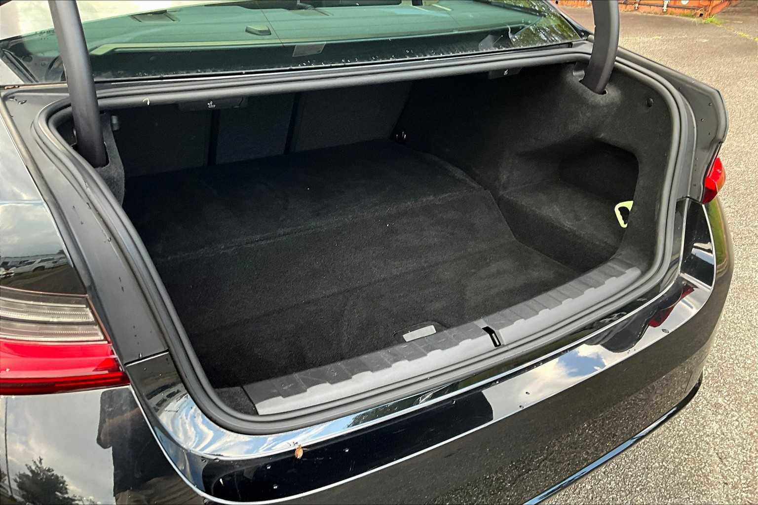 Used 2024 BMW 330e 330e w/ Convenience Package image 32