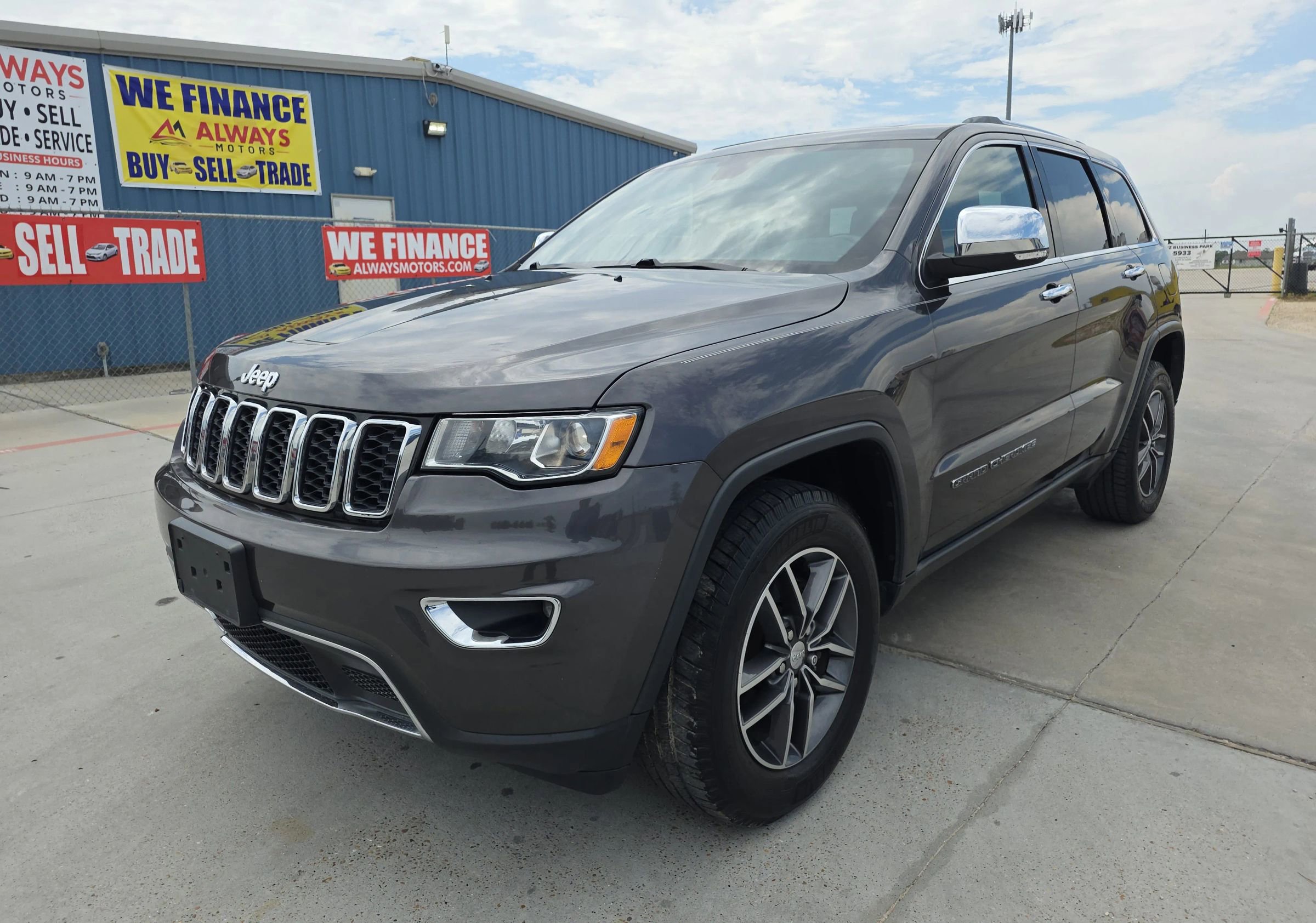 Used 2018 Jeep Grand Cherokee Limited image 3